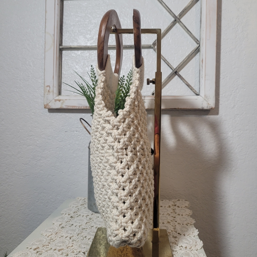 Vintage 70's Cream Boho Crochet Bag with Wooden Handle - Picture 3 of 9